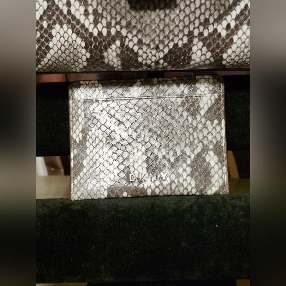 DKNY Elise Mini Box Crossbody handbag in a snakeskin print.W- A FREE Card Wallet - Picture 5 of 8